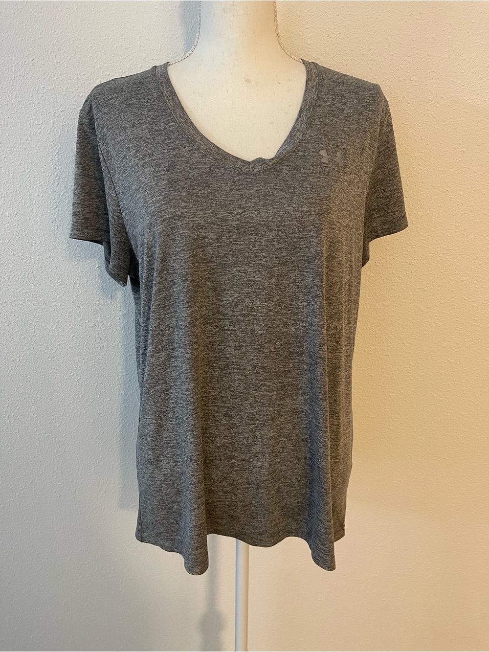 Under Armour Women's Gray V-Neck Performance Tee xl